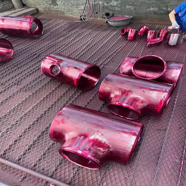 Dye flaw detection of Incoloy 825 Pipe Fittings